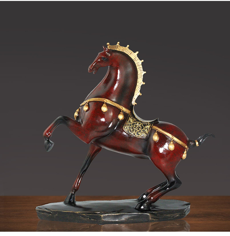 客厅酒柜装饰品家居书房办公桌创意摆设开业礼品 披甲战马【酒红色】