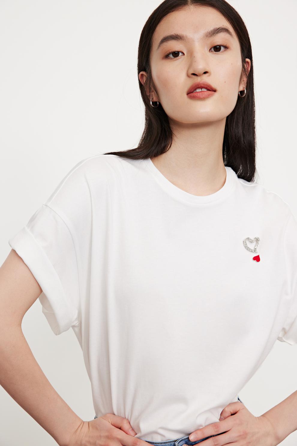 ur2021春夏新品女装简约软妹ins爱心胸针宽松短袖t恤wg16r4mn2005