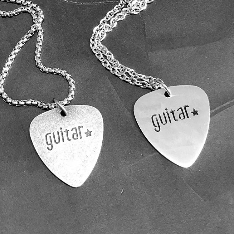 甄萌吉他拨片项链韩版个性复古吉他拨片项链男潮金属钛钢吊坠女嘻哈