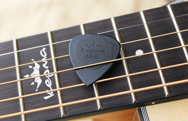 卡马民谣吉他拨片防滑卡玛木吉他指套指弹弹片磨砂pick匹克06mm卡马