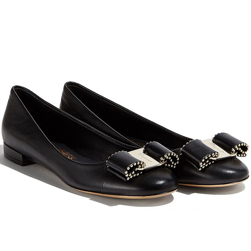 中检鉴定ferragamo菲拉格慕女鞋牛皮经典铆钉蝴蝶结中跟皮鞋0691365