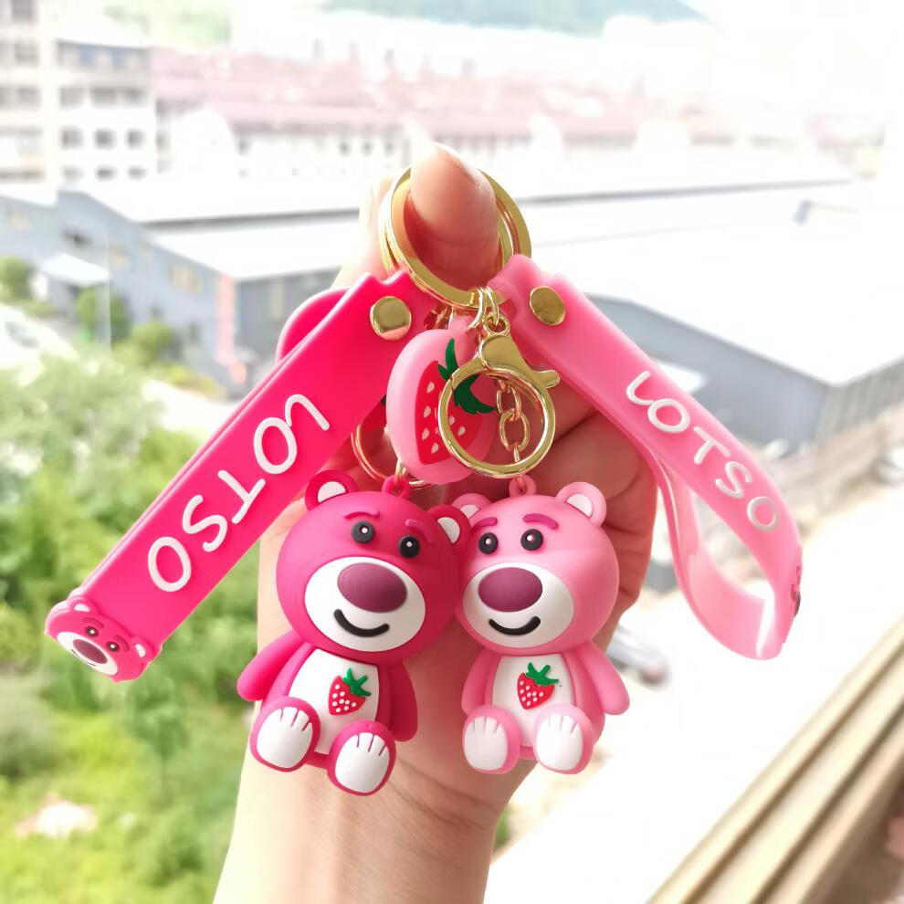 ins坐姿草莓熊玩偶钥匙扣卡通滴胶pvc公仔挂件义乌小商品优雅舒适生日