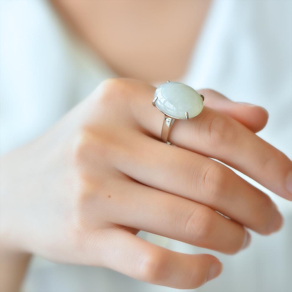白玉戒指羊脂玉女戒金镶玉大戒面蛋形和田玉开口戒极简款