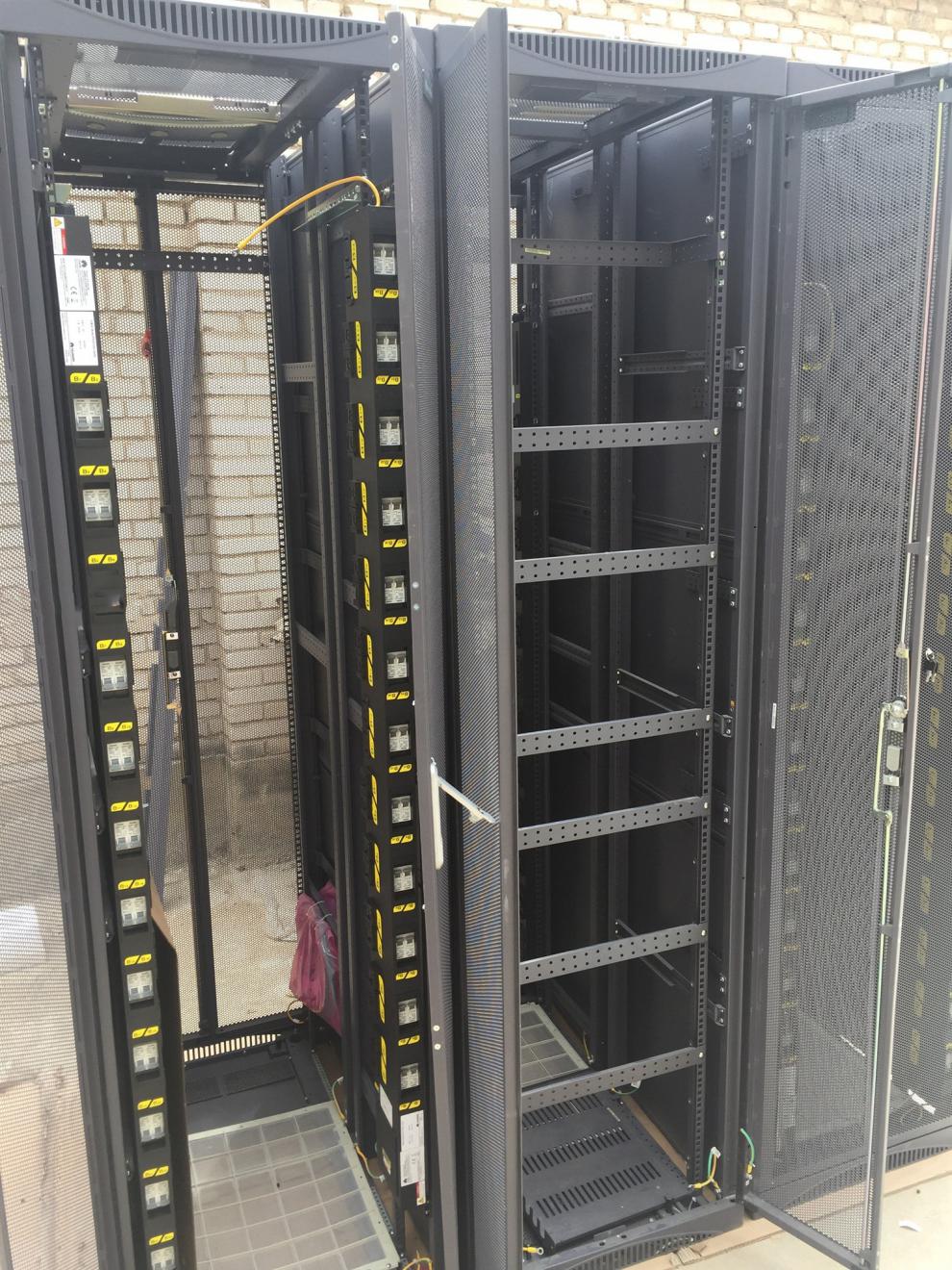 42u服务器网络机柜2米600传输交换机密闭冷通道机柜19英寸pdupdu插排