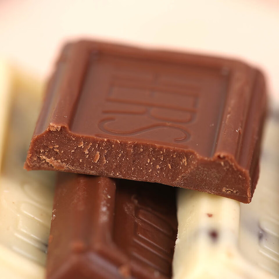 之吻牛奶排块片装曲奇奶香黑白巧克力500g散装结婚喜糖混装a巴坦木味