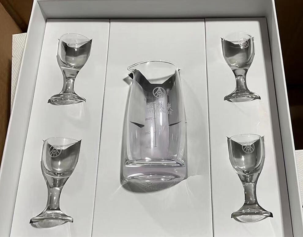 五粮液分酒器小酒杯 五粮液玻璃酒具八代酒具 四个小酒杯一个分酒器