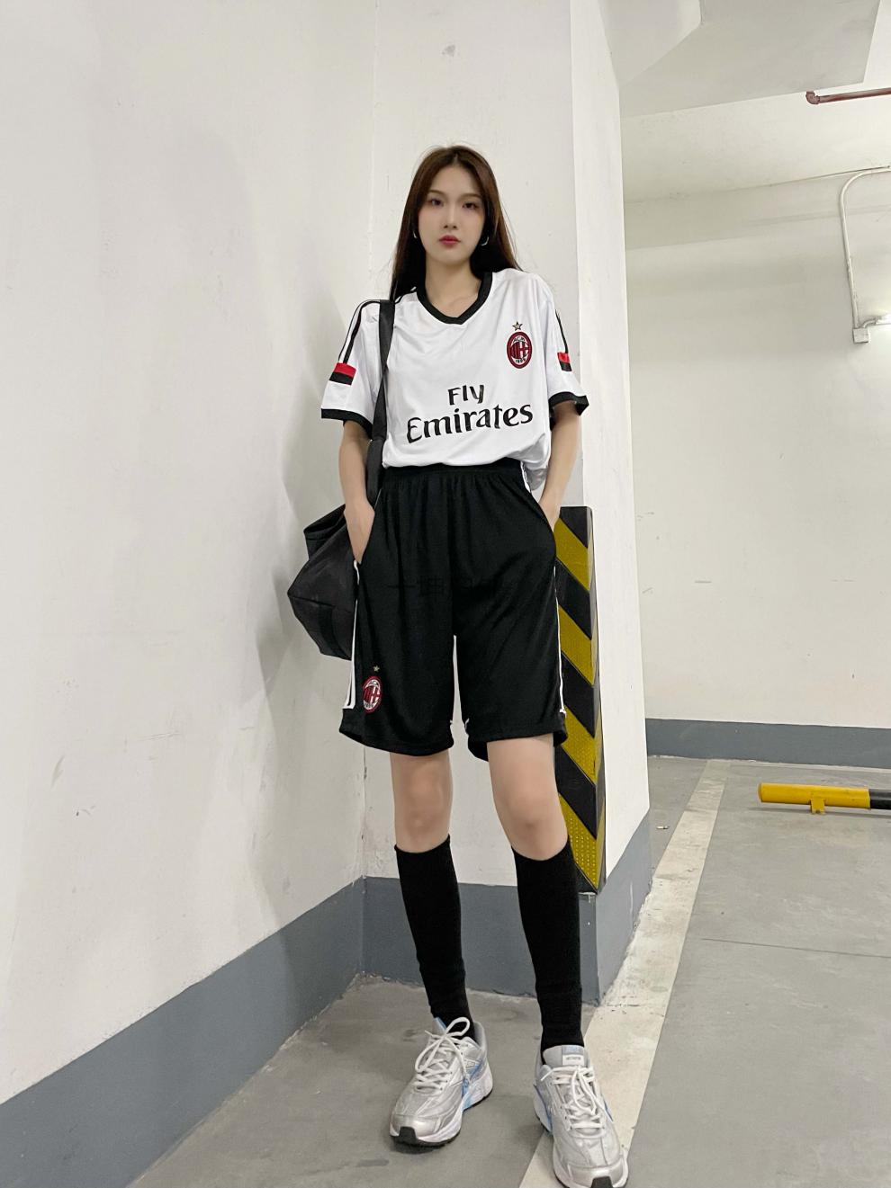 韩版休闲风女生足球服韩版白色足球服套装运动休闲班服男女学生校服