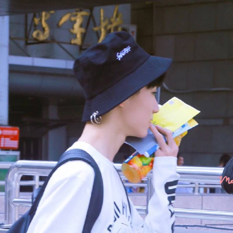 辉腾张艺兴时代少年团刘耀文同款帽子字母飘带渔夫帽男女街舞长带盆帽