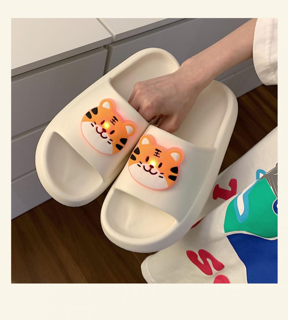 细细条童趣可爱亮灯发光老虎拖鞋女夏成人防滑踩屎感外穿凉拖鞋白色