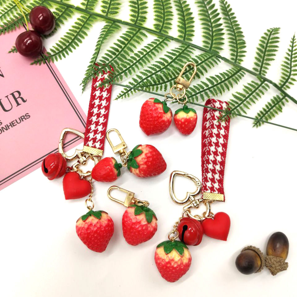 挂在书包上的装饰品可爱少女心草莓挂坠创意饰品小清新钥匙扣书包挂件