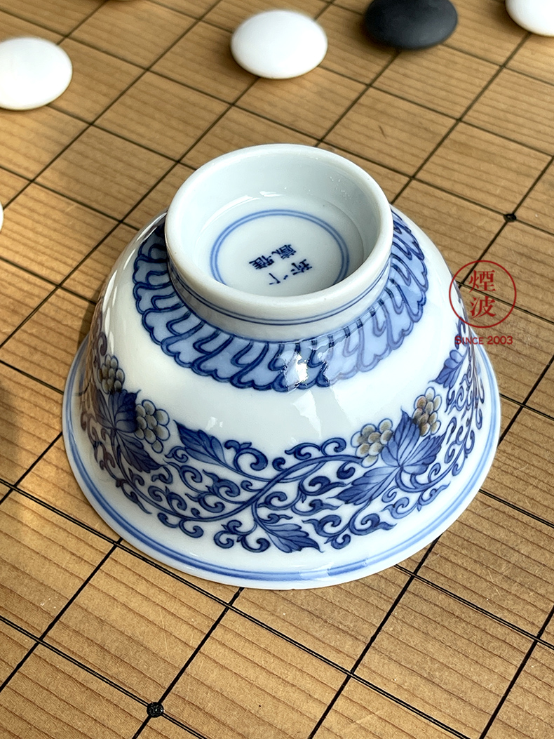 景德镇小雅阮定荣造小雅珍藏款青花釉里红缠枝葡萄纹蝙蝠内画茶杯