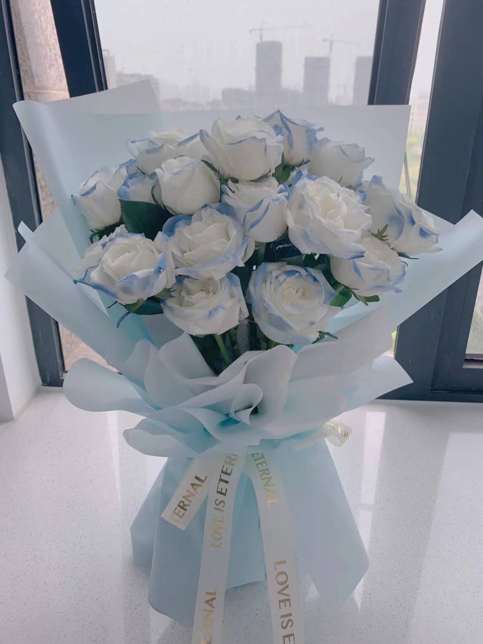 碎冰蓝玫瑰鲜花白纱款 密西根碎冰蓝白玫瑰男性花束喷色渐变七夕情人