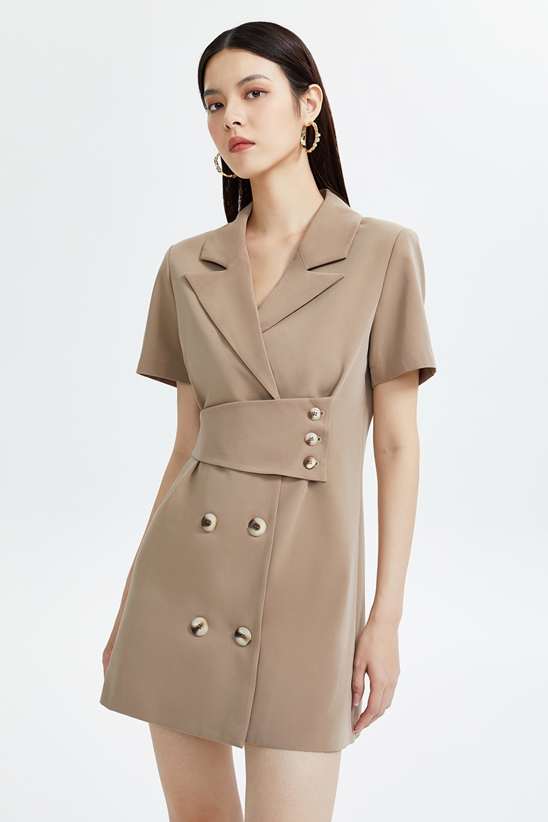 669 设计点: 西装裙型可盐可甜/设计感搭扣干练气质/双排扣复古优雅