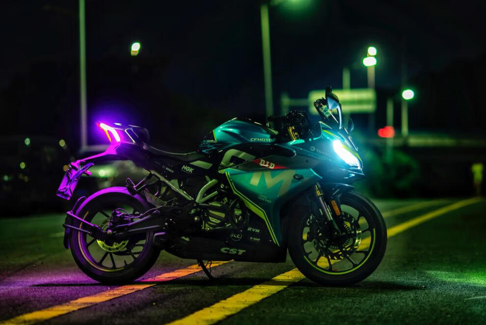 适用于春风250sr转向灯250sr呼吸尾灯改装尾灯流光后刹车灯无损改装件