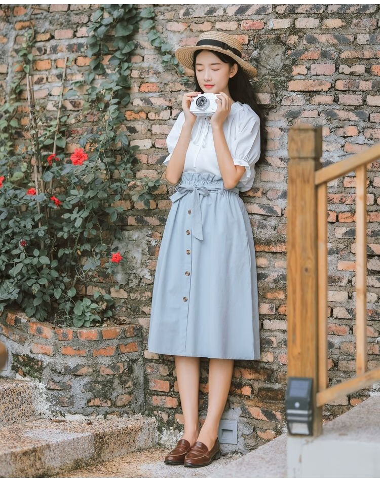 腰型:高腰图案:纯色流行元素:纽扣,蝴蝶结风格:小清新,文艺裙型:a字裙