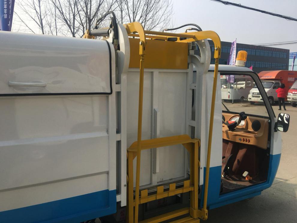 拉杆式挂桶垃圾车提升机垃圾桶升降机垃圾升降架三轮垃圾桶升降器