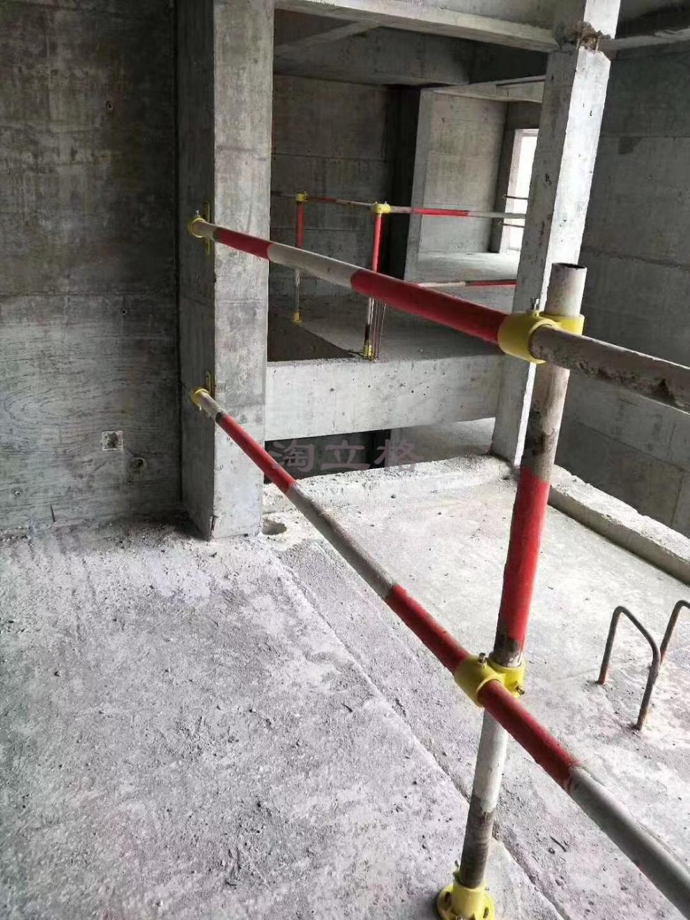 定型化临边防护连接件 建筑工地楼梯栏杆扶手 钢管工程塑料扣件 底座