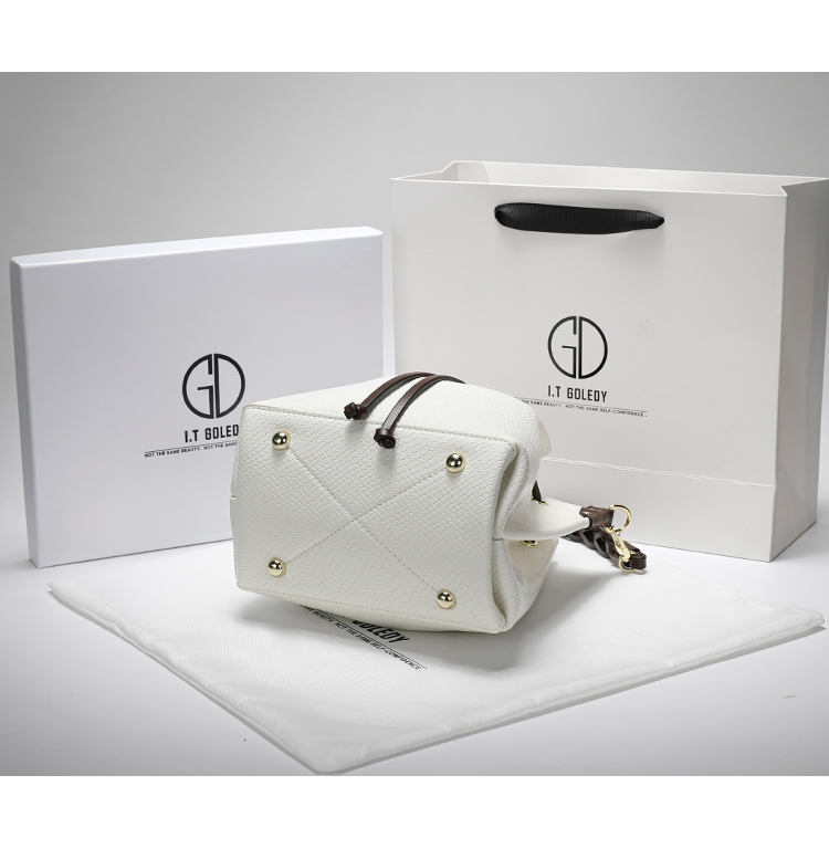 香港itgdledy真皮小众抽绳水桶包包女2021新款潮手提单肩斜挎咖啡色