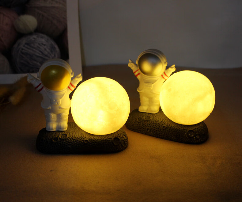 led创意太空人小夜灯北欧风卧室床头灯桌面创意摆件侧面宇航员银色