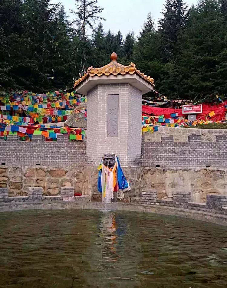 佛教圣地山西五台山清凉圣境西来寺功德泉八功德水矿泉水350mlx24瓶
