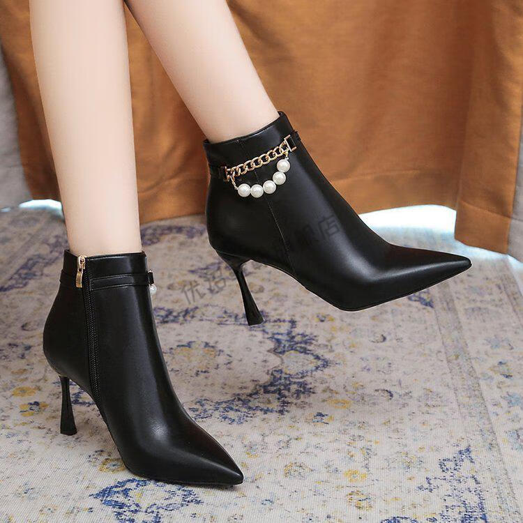 优诏轻奢秋冬新款韩版细跟短靴尖头侧拉链皮面时装靴珍珠高跟女靴黑色