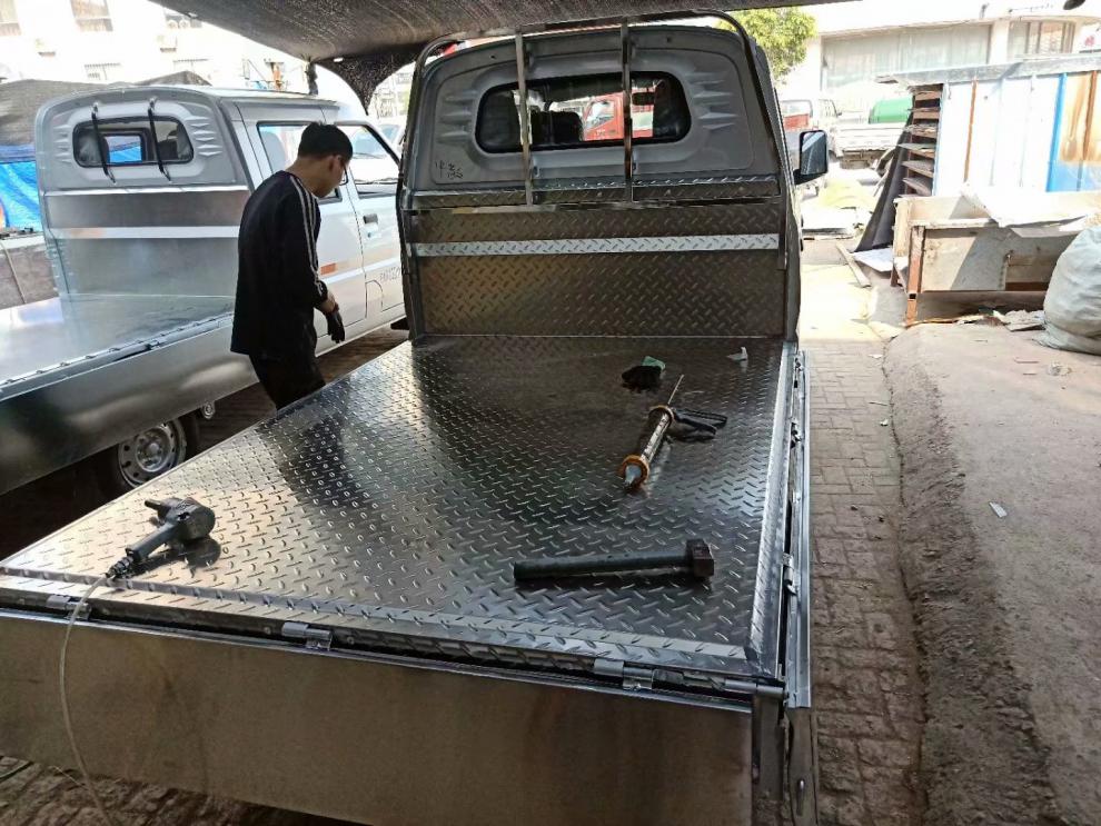 五菱荣光小卡不锈钢车厢护板单排双排包车帮铺车底专用花纹不锈钢双排