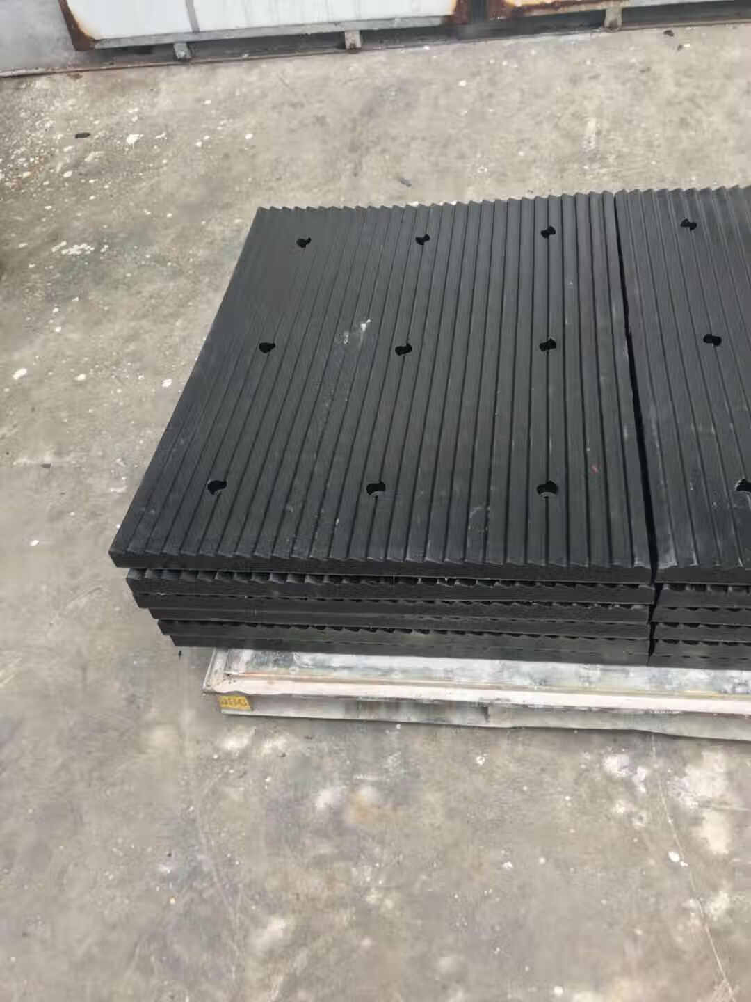 橡胶减噪板地下车库坡道防滑减震缓冲下坡垫减速垄