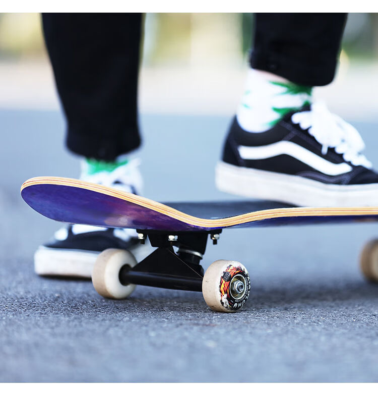 冬季精选滑板儿童初学者成人四轮夜光双翘板男女学生青少年刷街滑板车