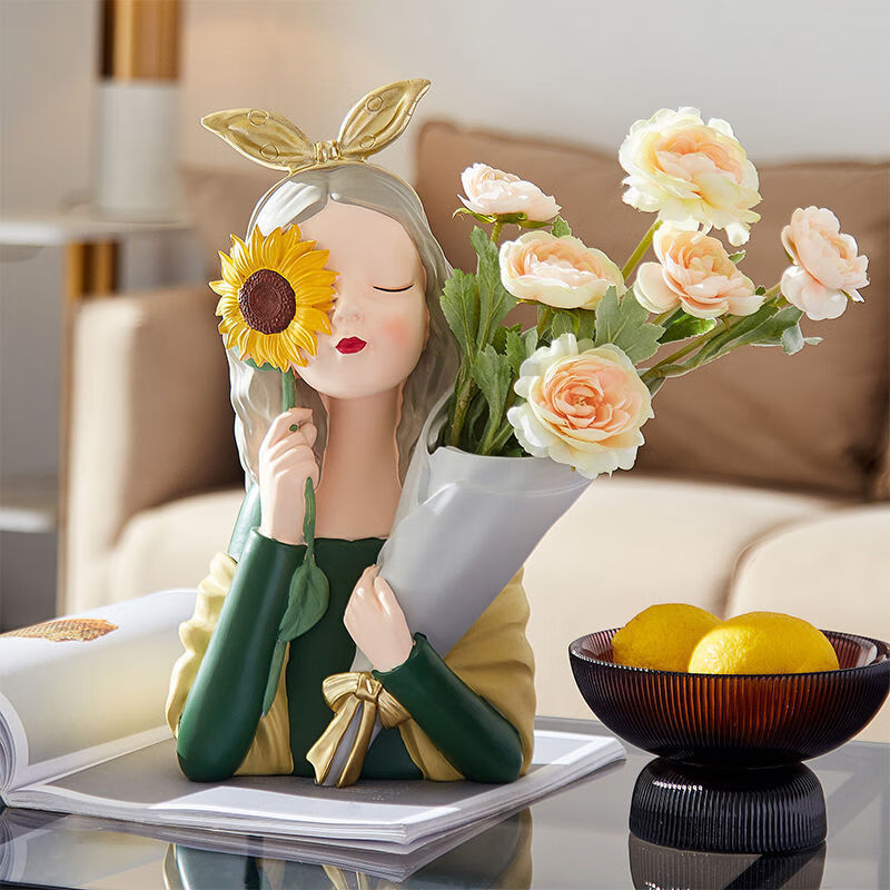 北欧轻奢少女抱花花瓶摆件客厅电视柜插花结婚礼物家居装饰黄色衣服抱