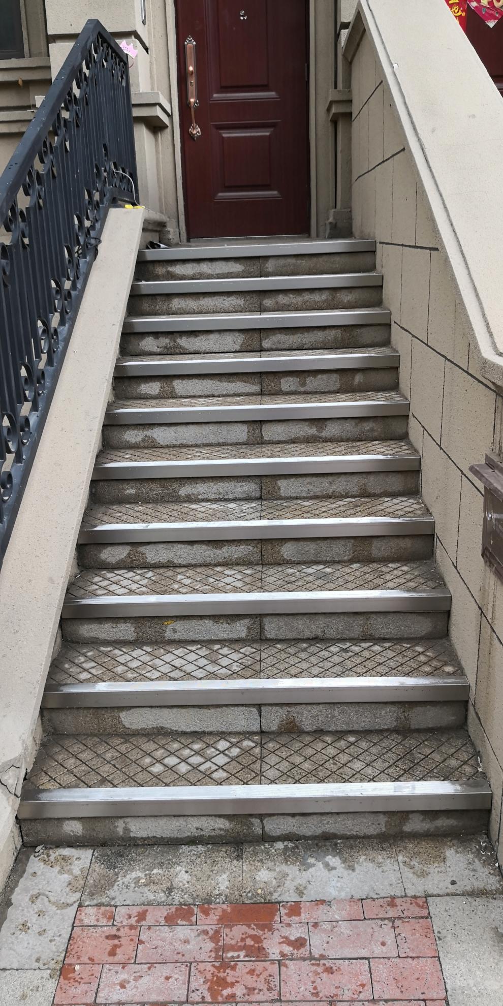 楼梯踏步板高端时尚现代耐磨不变色台阶楼梯防滑条304不锈钢防滑条