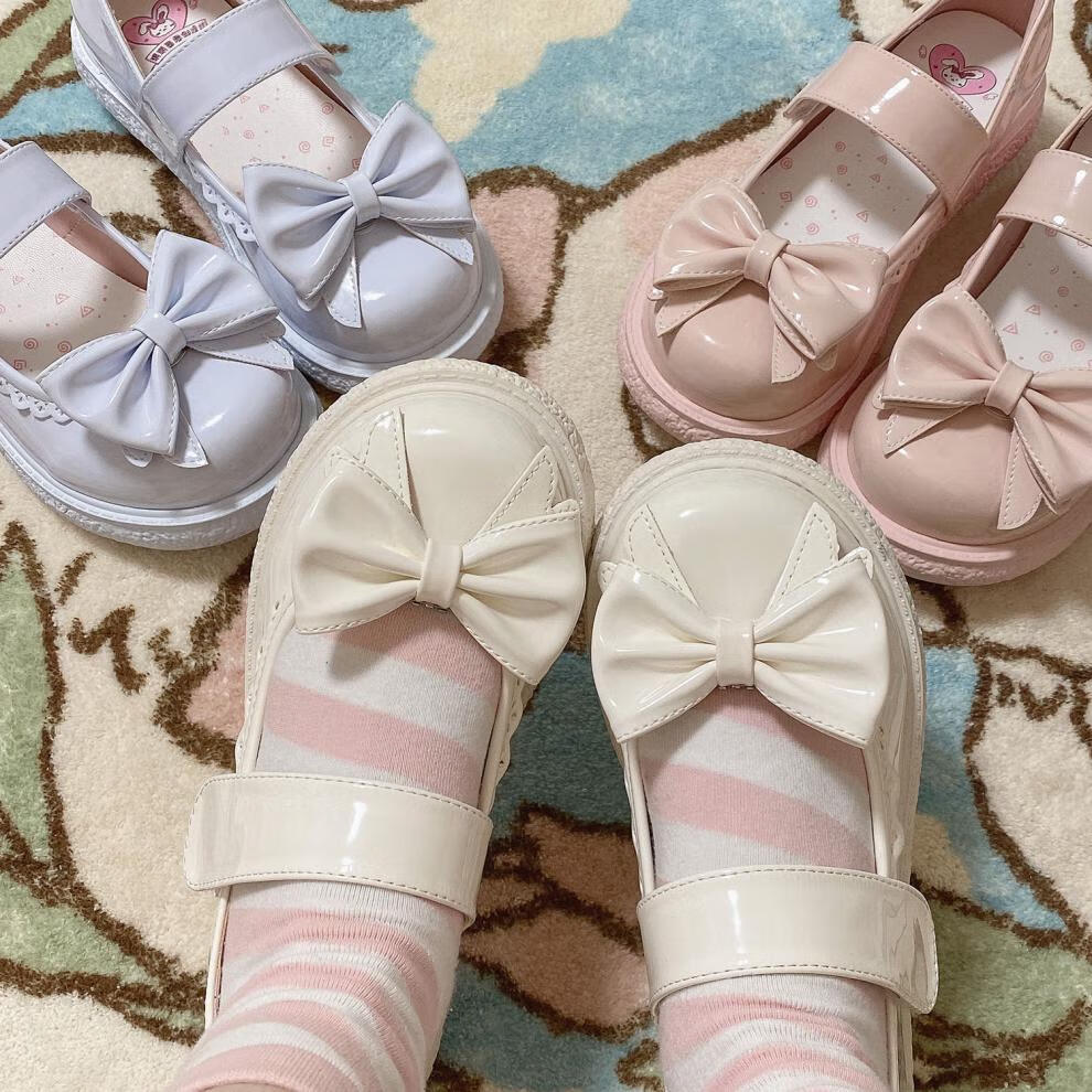 漆皮风格:日系制鞋工艺:胶粘鞋流行元素:镂空,细带组合,亚克力鞋底