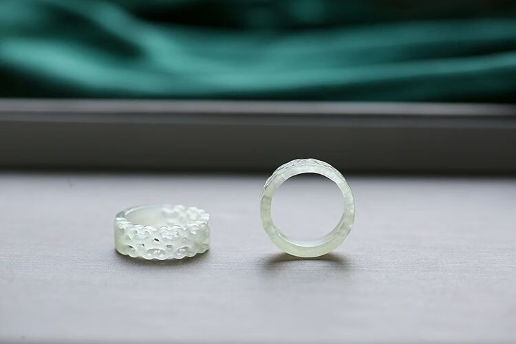 博皓定制和田玉戒指女青白玉指环镂空雕刻祥云尾戒男女情侣款翡翠镂空