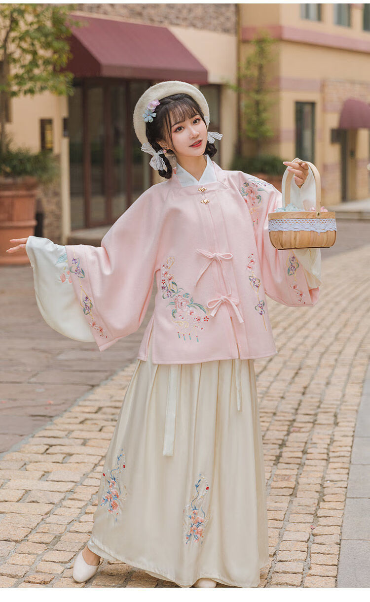 酥享汉青月琉璃汉服女明制方领百褶裙毛呢刺绣中国风冬季女2021白色短