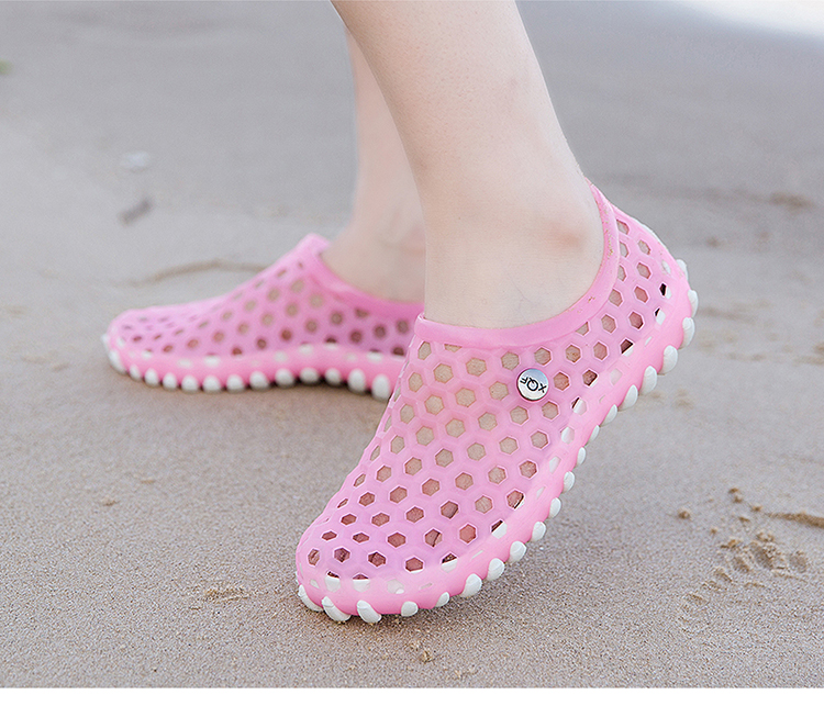 上新夏季涉水鞋速干沙滩鞋洞洞鞋女防滑套脚下水去凉鞋海边外穿可度假