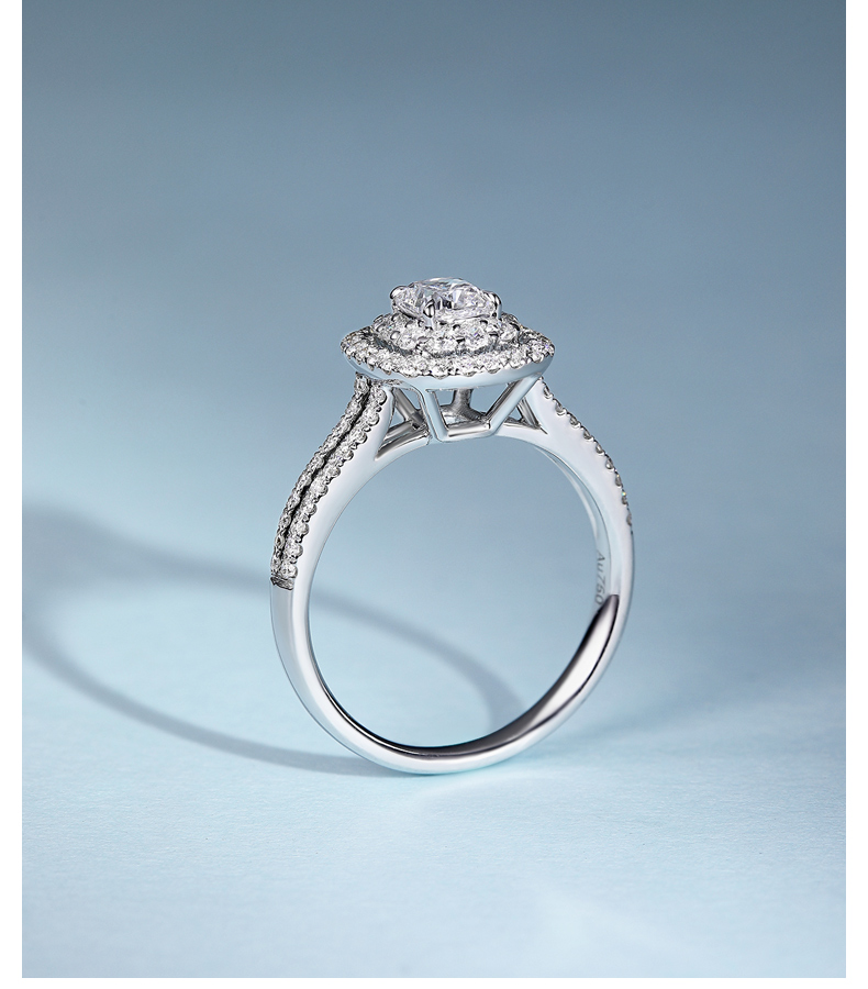 佐卡伊白18k金求婚结婚钻戒50分枕形群镶显钻设计钻石戒指女1克拉裸钻