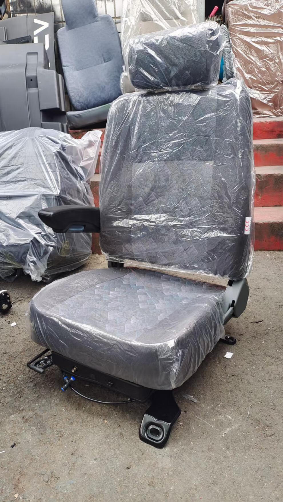 适用于大运征途唐骏欧马可三环创客重汽豪沃轻卡改装气囊座椅总成