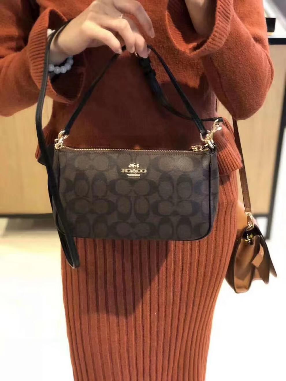 美国蔻驰女包单肩斜挎手麻将提腋下包经典小包 卡其白【图片 价格