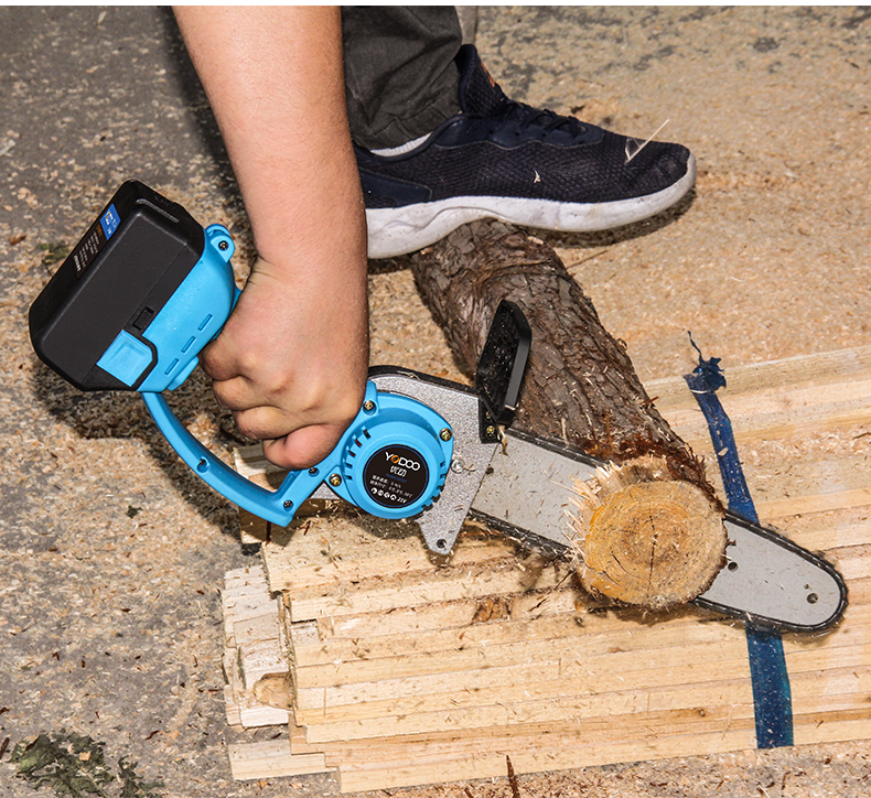 小型单手电锯家用充电式柴伐木锯多功能手持果园修枝电链锯 单手锯6ah