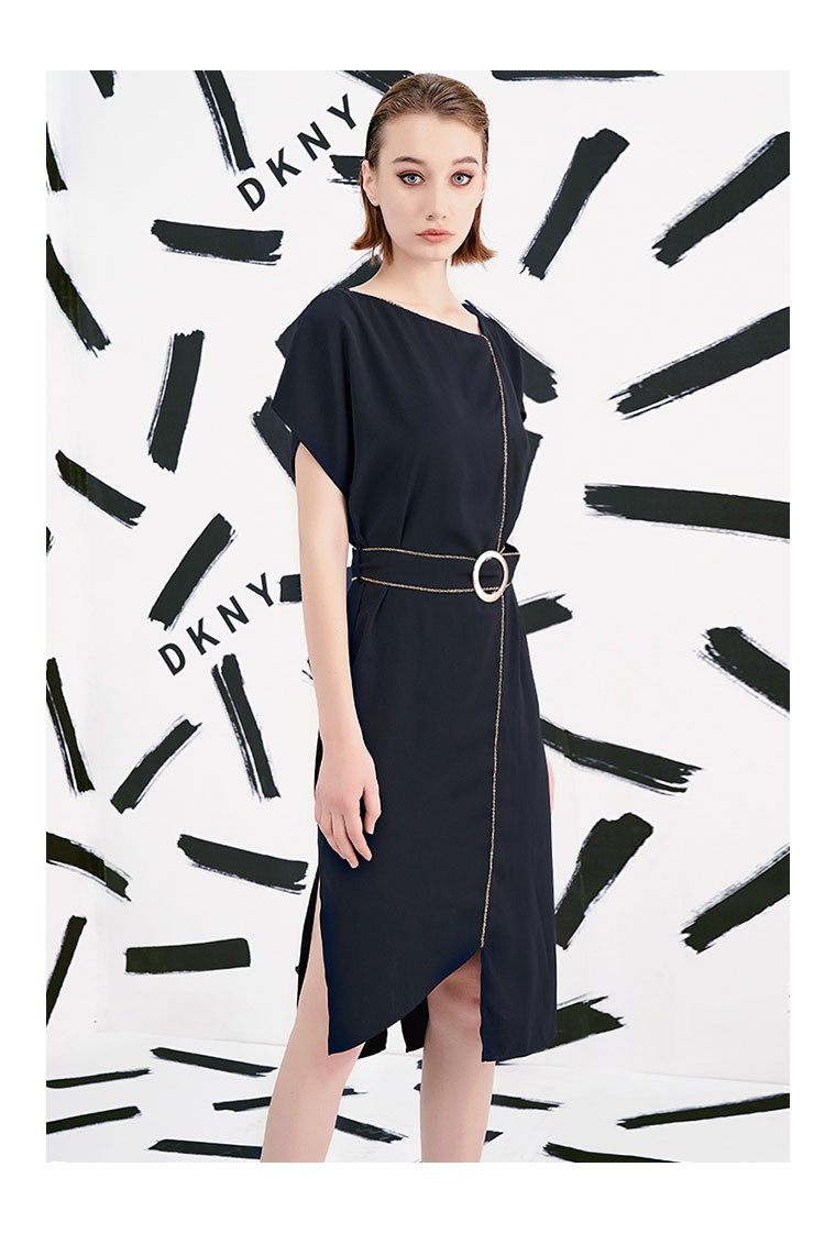 dkny2022年春季新款链条装饰黑色不规则领口垂坠中长款雪纺连衣裙轻奢