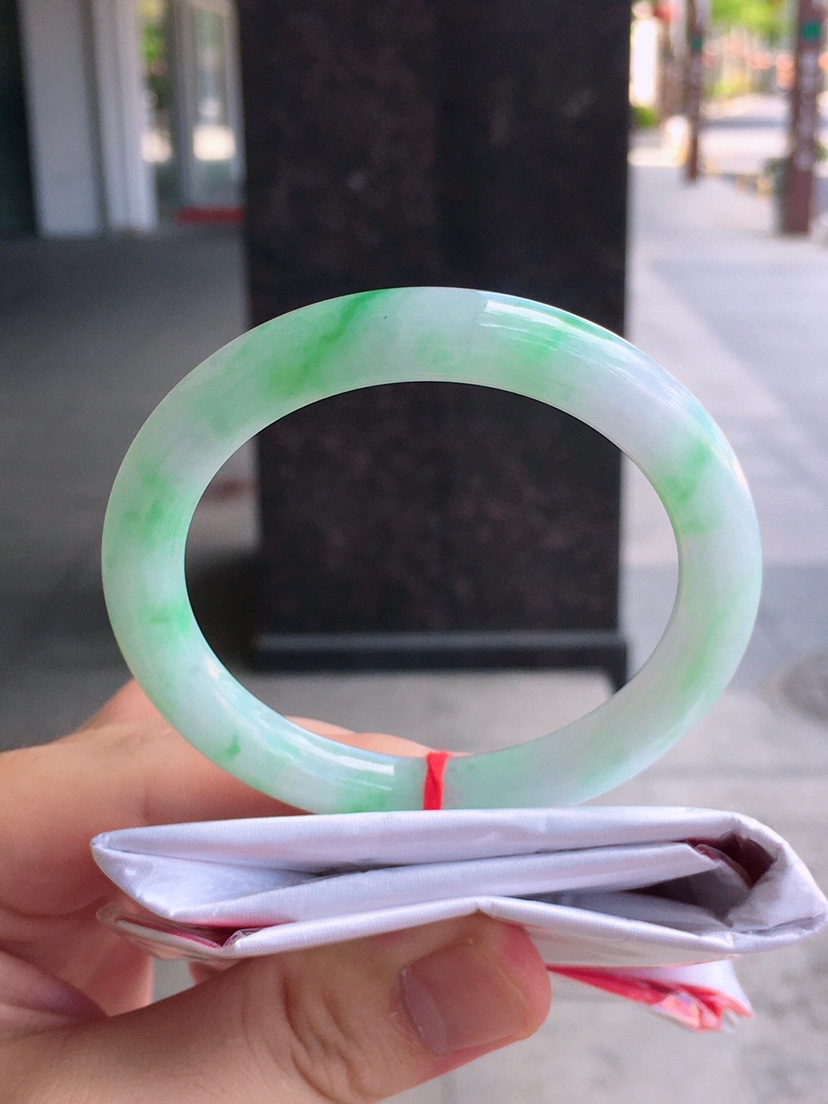 一石一刻a货缅甸翡翠春彩圆条手镯圈口54色泽青翠漂亮品相佳【图片