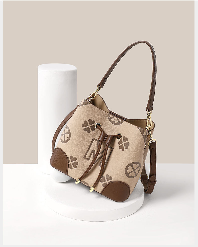 稻草人女包2022新款时尚斜挎包四叶草印花大容量手提包女送子母包米白