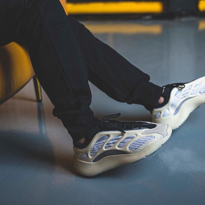 adidas阿迪达斯男女鞋 yeezy 椰子700 v3 异形夜光乳白色复古老爹鞋