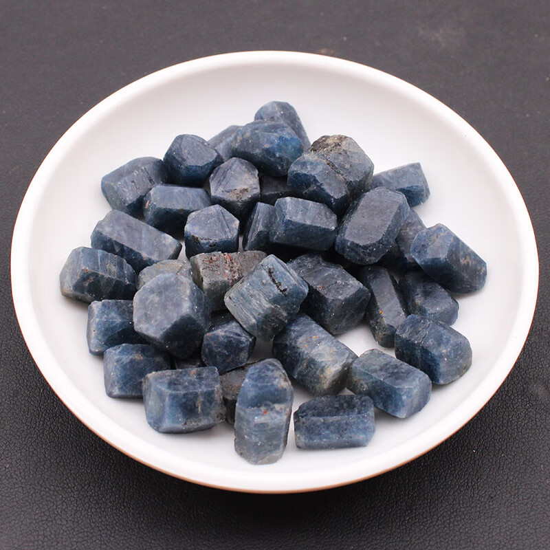 水晶碎石天然蓝刚玉原石摆件六棱柱形小号矿石标本石蓝宝石蓝刚玉两颗