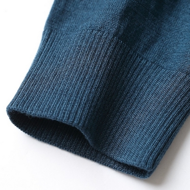 双罗纹袖口,与底摆呼应,拉伸度好,柔韧不变形不脱线,活动自如.