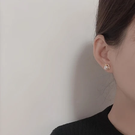 Moon Suiren Korean Pearl Earrings Women's Retro French Elegant S925 Silver Needle Temperament High-end Earrings Earrings Trendy Rotating Pearl Earrings Rose Gold