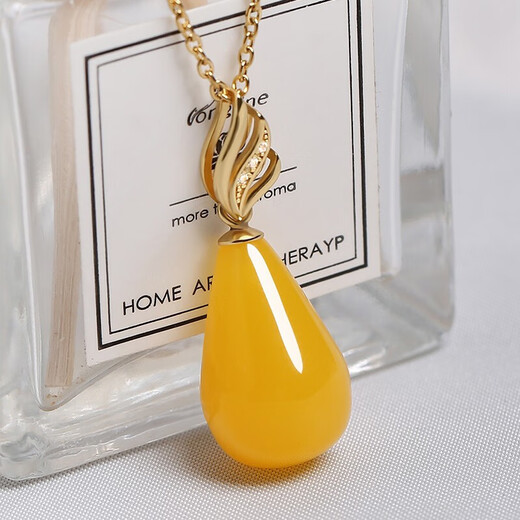 Nianfu Jingdai Mother's Day gift, Sizan beeswax pendant, chicken oil yellow clavicle chain jewelry, sweater chain, long amber A type chicken oil yellow pendant