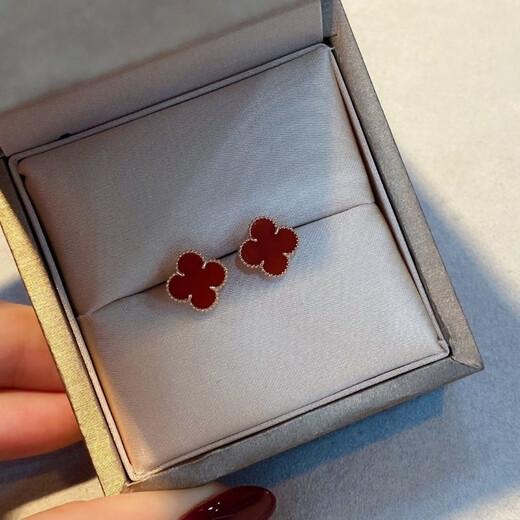 Four-leaf clover earrings, simple agate, new classic versatile lucky silver needle earrings, high-end light luxury, a pair of golden red agate earrings, size 1cm