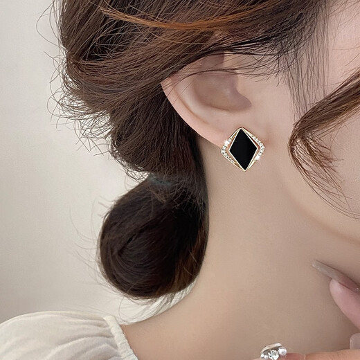 Idel's exquisite black diamond-shaped earrings for women 2025 new trendy cool style earrings niche design high-end earrings black diamond-shaped earrings E3169