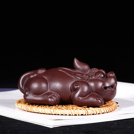 Yuyi Pavilion is a good gift for Yixing purple clay tea pet ornaments. It can be used to raise handmade tea and play with to attract wealth. The little Pixiu is powerful and powerful in all directions.