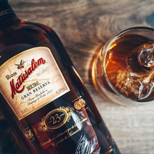 Originalflasche Madusa Rum Importiert gestapelter Keller Back im Alter von Rum Fremdwein Madusa Nr. 23 Klassischer Rum 700ml 1 Flasche